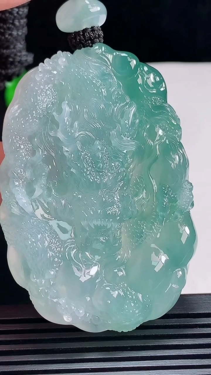 天然A货翡翠种飘花龙牌吊坠，尺寸65.6-44.5-11.6 重量:72.89g
7月7日