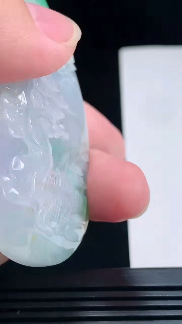 天然A货翡翠山水牌吊坠，尺寸74.6-38.5-17.5 重量:91.13g
7月7日