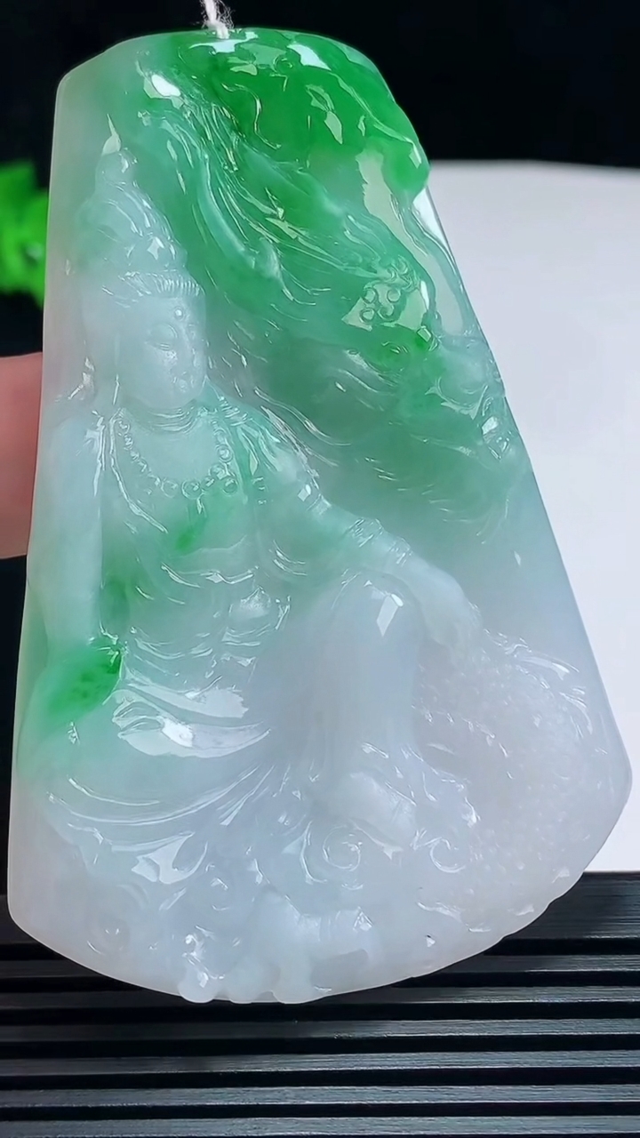 天然A货翡翠祥龙观音吊坠，尺寸73-49-6 重量:41.85g
7月7日