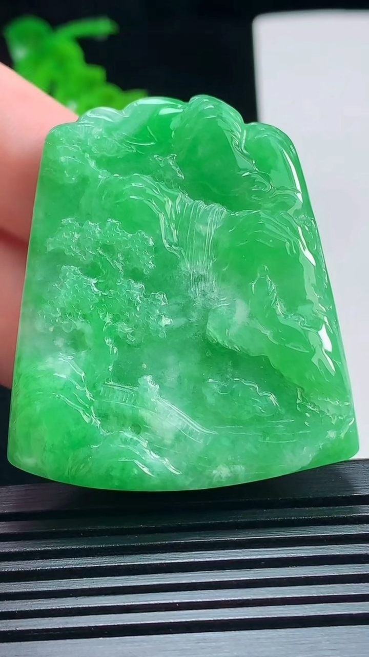 天然A货翡翠山水牌吊坠，尺寸48-41.6-10 重量:44.60g
7月7日