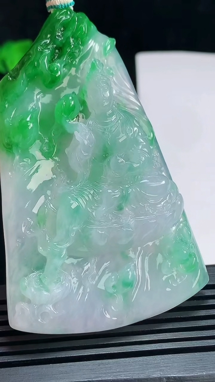 天然A货翡翠大势至菩萨吊坠，尺寸73-47-10.6 重量:53.51g
7月7日