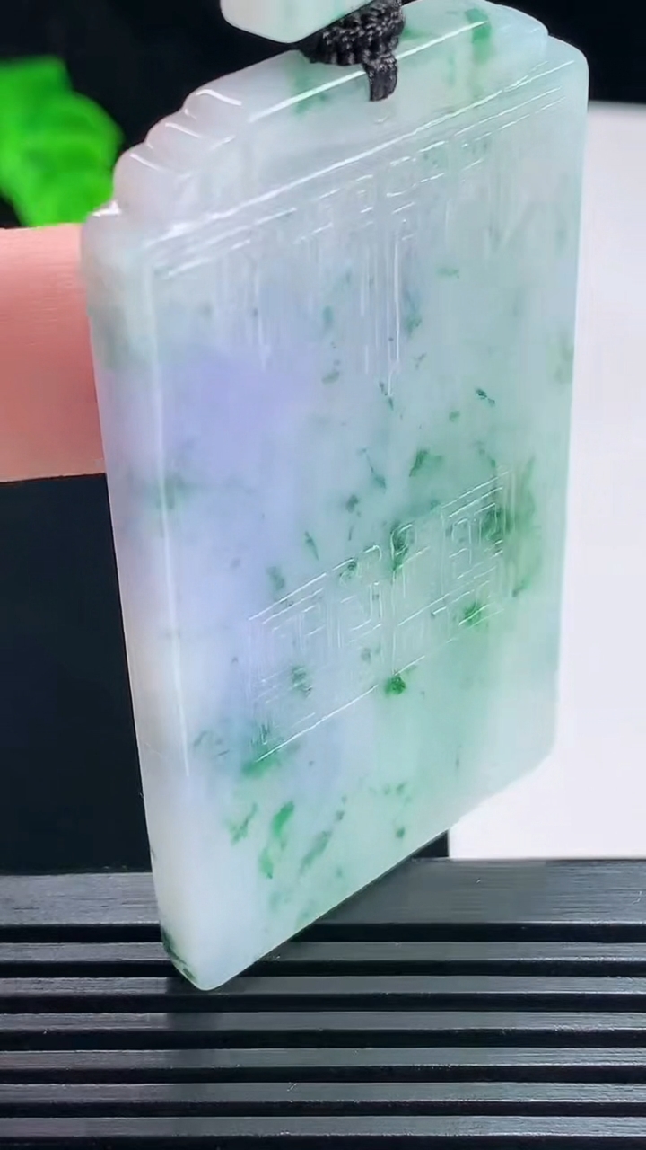 天然A货翡翠种紫罗兰 飘花仿古无事牌吊坠，尺寸62-35-5 重量:42.19g
7月7日