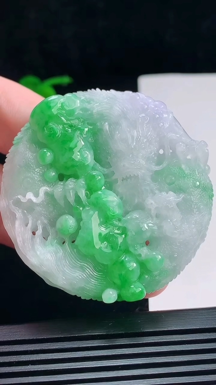 天然A货翡翠龙牌吊坠，尺寸55-15 重量:65.83g  hxl
7月7日