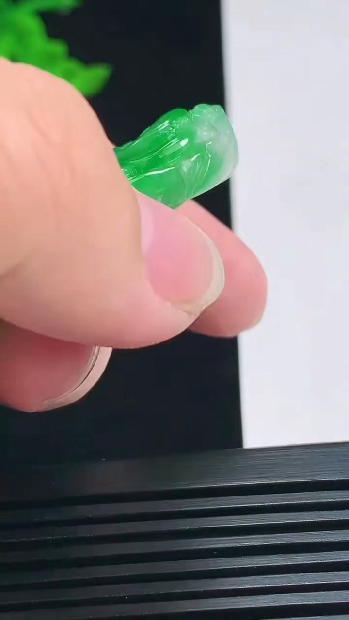 天然A货翡翠和和美美 荷叶鱼吊坠，尺寸54.6-31-9.3 重量:32.00g
7月7日