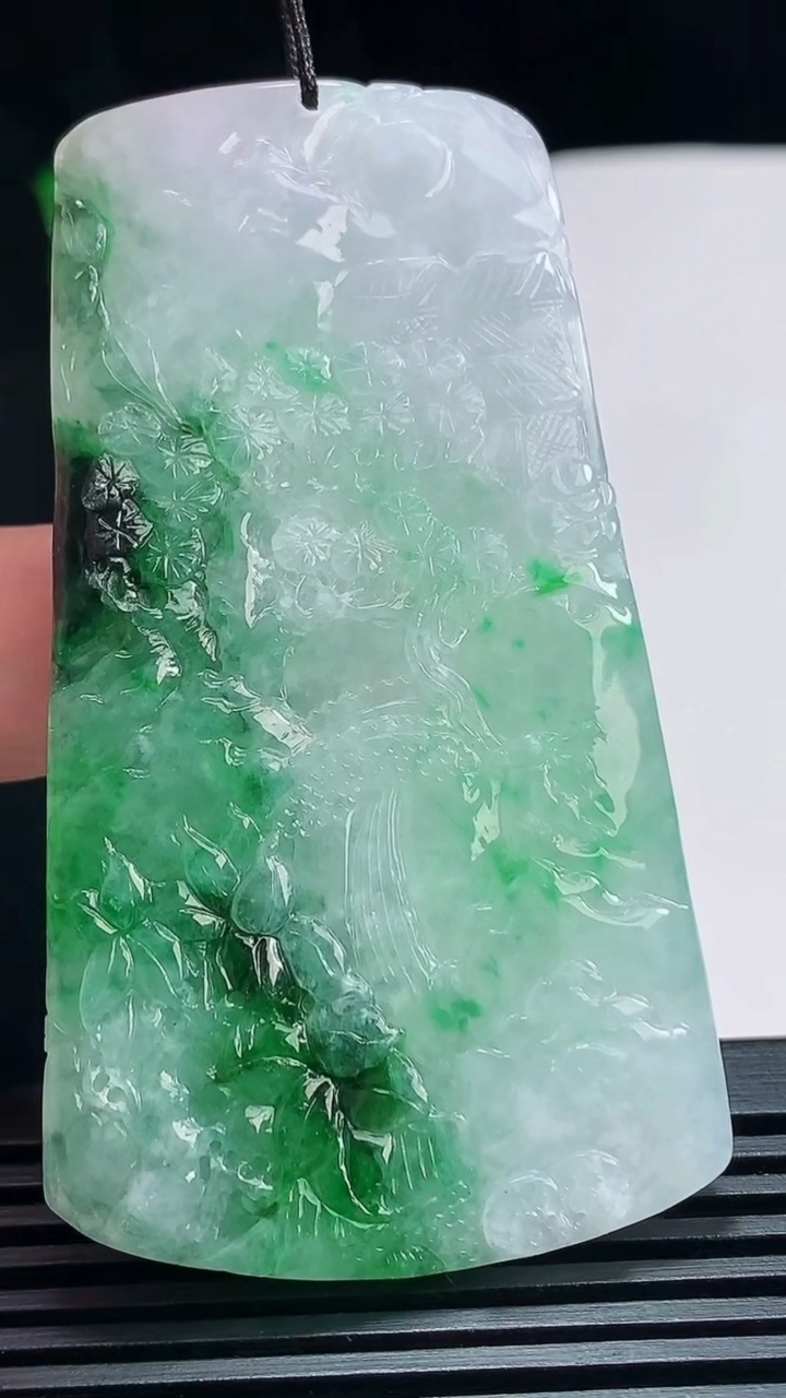 天然A货翡翠山水牌吊坠，尺寸68.5-38.5-5.2 重量:34.13g
7月7日