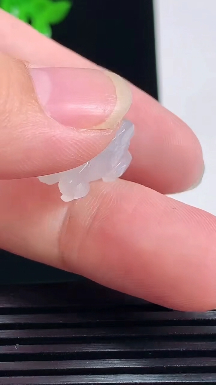 天然A货翡翠生肖牛吊坠，尺寸17-12-9.6 重量:3.23g
7月7日
