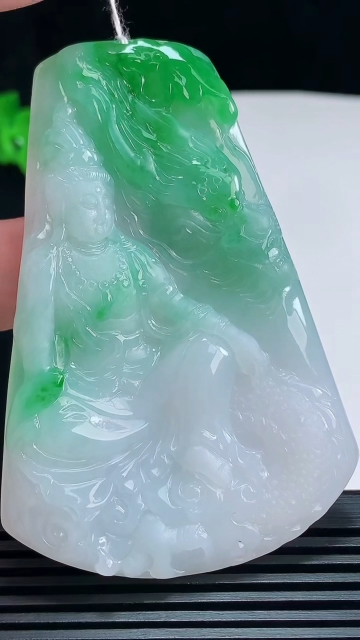 天然A货翡翠祥龙观音吊坠，尺寸73-49-6 重量:41.85g
7月7日