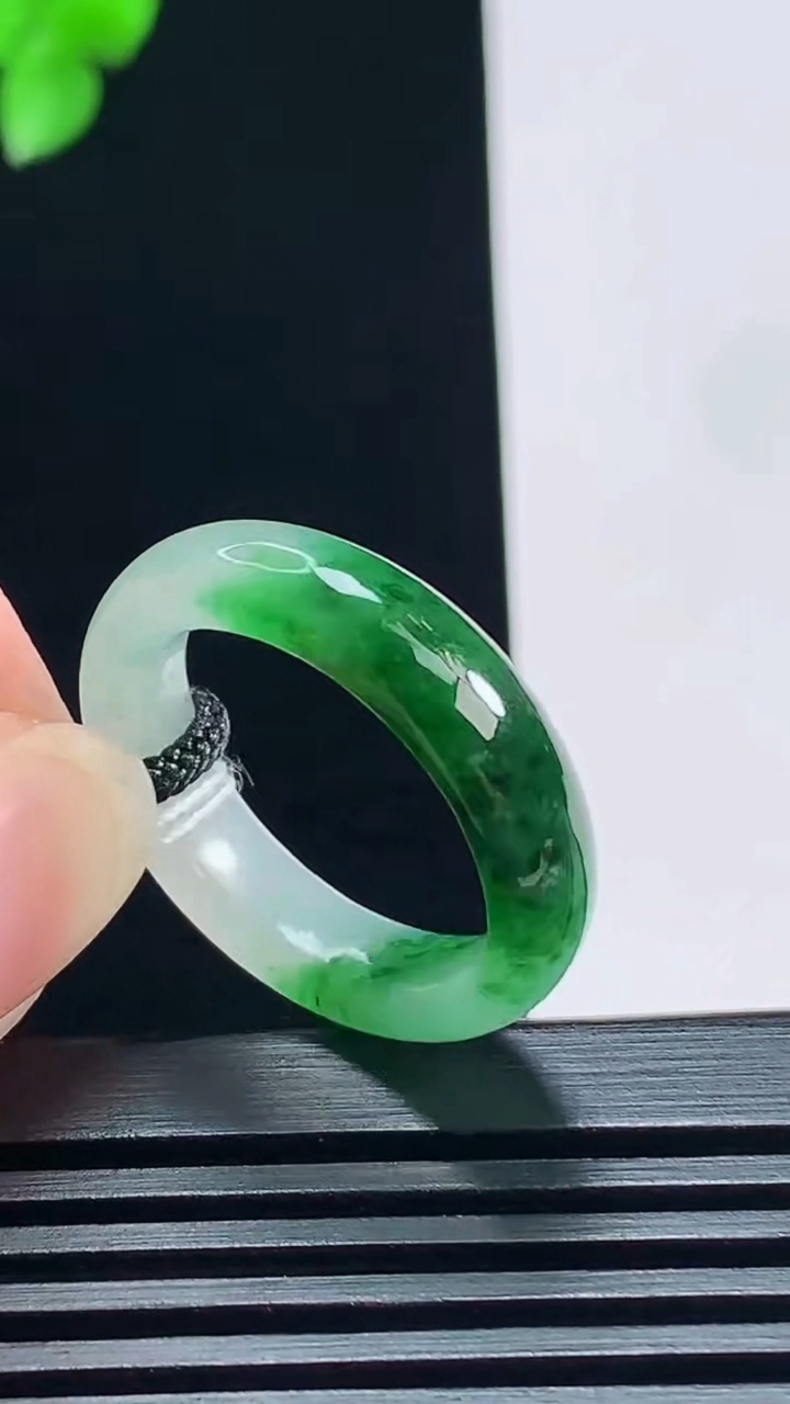 天然A货翡翠玉指环 戒指，尺寸19.6-6-3.5 重量:4.48g2026年7月7日
工厂直销收藏佳品,种好水足，色泽均匀，有种有色，上手高大气！