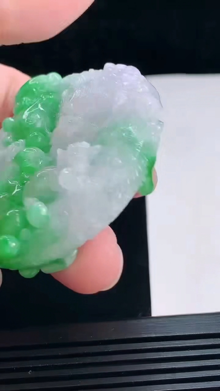 天然A货翡翠龙牌吊坠，尺寸55-15 重量:65.83g  hxl
7月7日