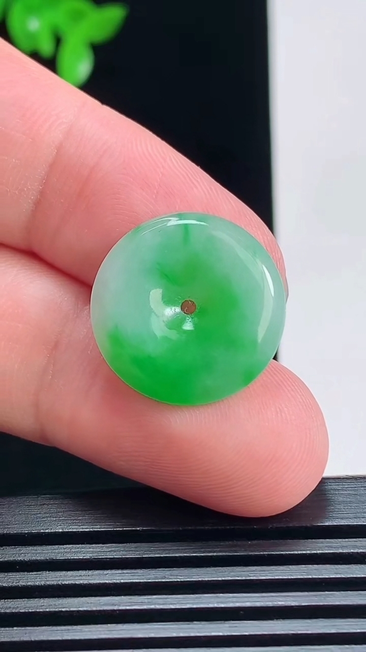 天然A货翡翠平安扣吊坠，尺寸18-3.5 重量:2.49g
7月7日