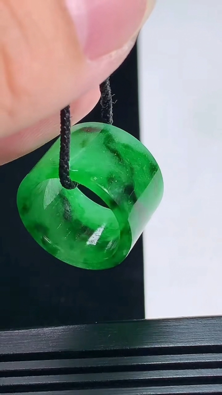 天然A货翡翠路路通吊坠，尺寸13.6-20 重量:6.00g
7月7日