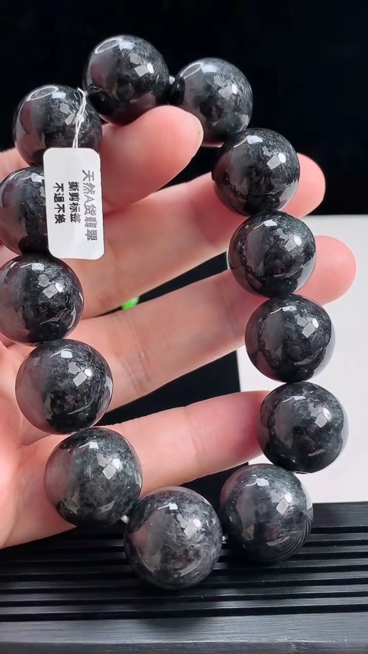 天然A货翡翠乌鸡种圆珠手串，尺寸17-13颗 重量:109.15g7月7日
工厂直销收藏佳品,种好水足，色泽均匀，有种有色，上手高大气！