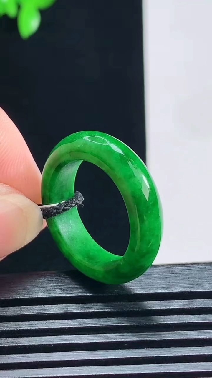 天然A货翡翠玉指环 戒指，尺寸17.3-5.5-3.5 重量:4.18g2026年7月7日
工厂直销