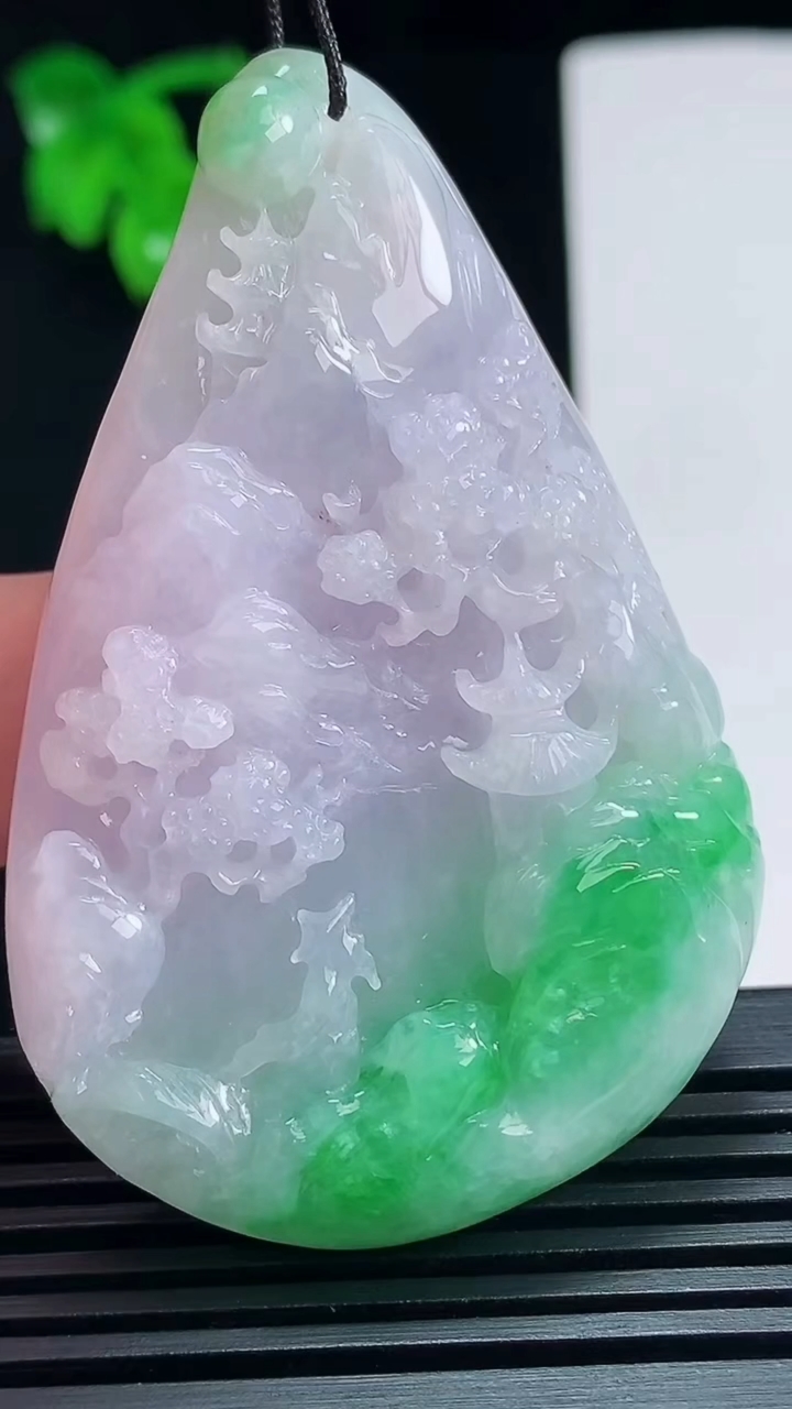 天然A货翡翠山水牌吊坠，尺寸61.8-40.3-15 重量:51.01g  hxl
7月7日