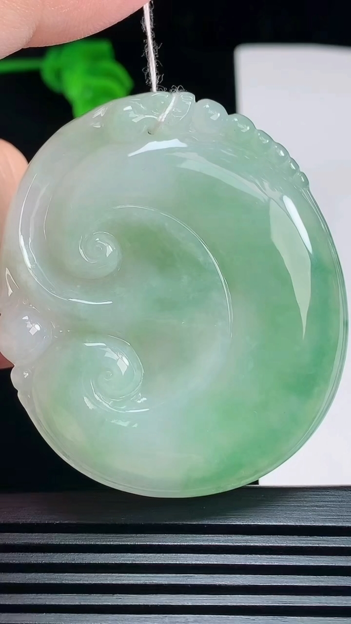 天然A货翡翠如意吊坠，尺寸54.6-48-6 重量:30.95g
7月7日