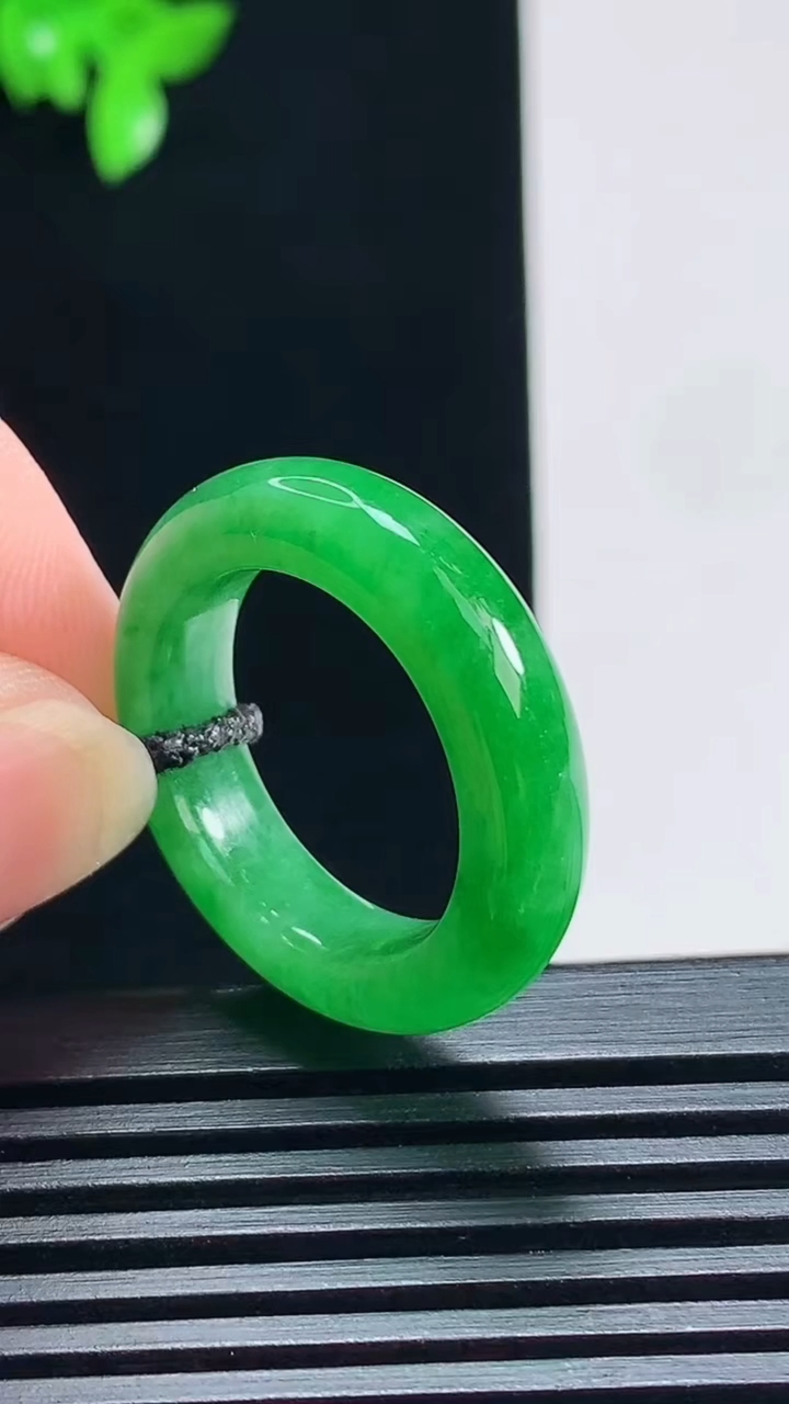 天然A货翡翠玉指环 戒指，尺寸18.3-5.6-4.2 重量:5.15g2026年7月7日
工厂直销
