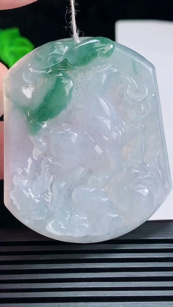 天然A货翡翠飘花生肖马牌吊坠，尺寸55-46.5-5.5 重量:32.47g
7月7日