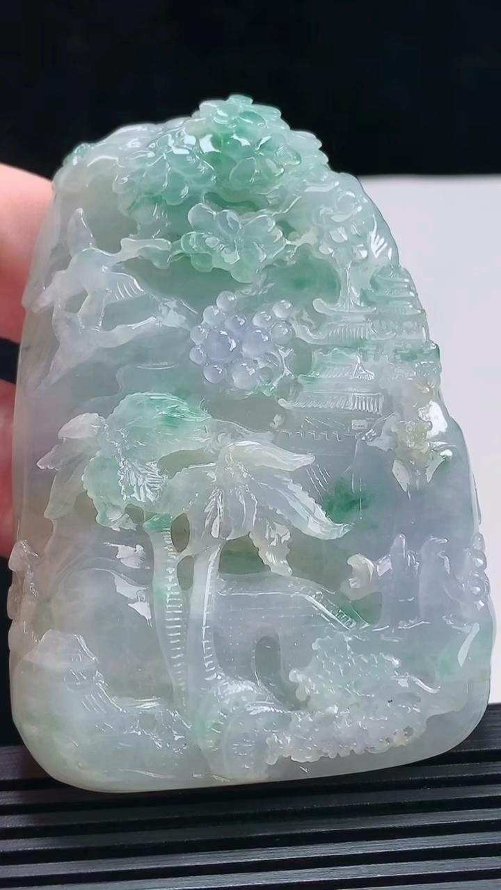 天然A货翡翠紫罗兰 飘花山水牌吊坠，尺寸74-51.8-19 重量:121.83g
7月7日