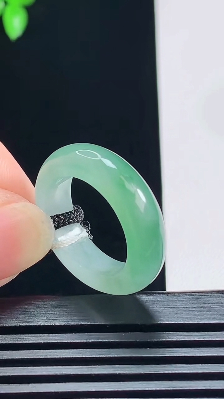 天然A货翡翠玉指环 戒指，尺寸17.2-6-3.6 重量:4.80g2026年7月7日
工厂直销收藏佳品,种好水足，色泽均匀，有种有色，上手高大气！