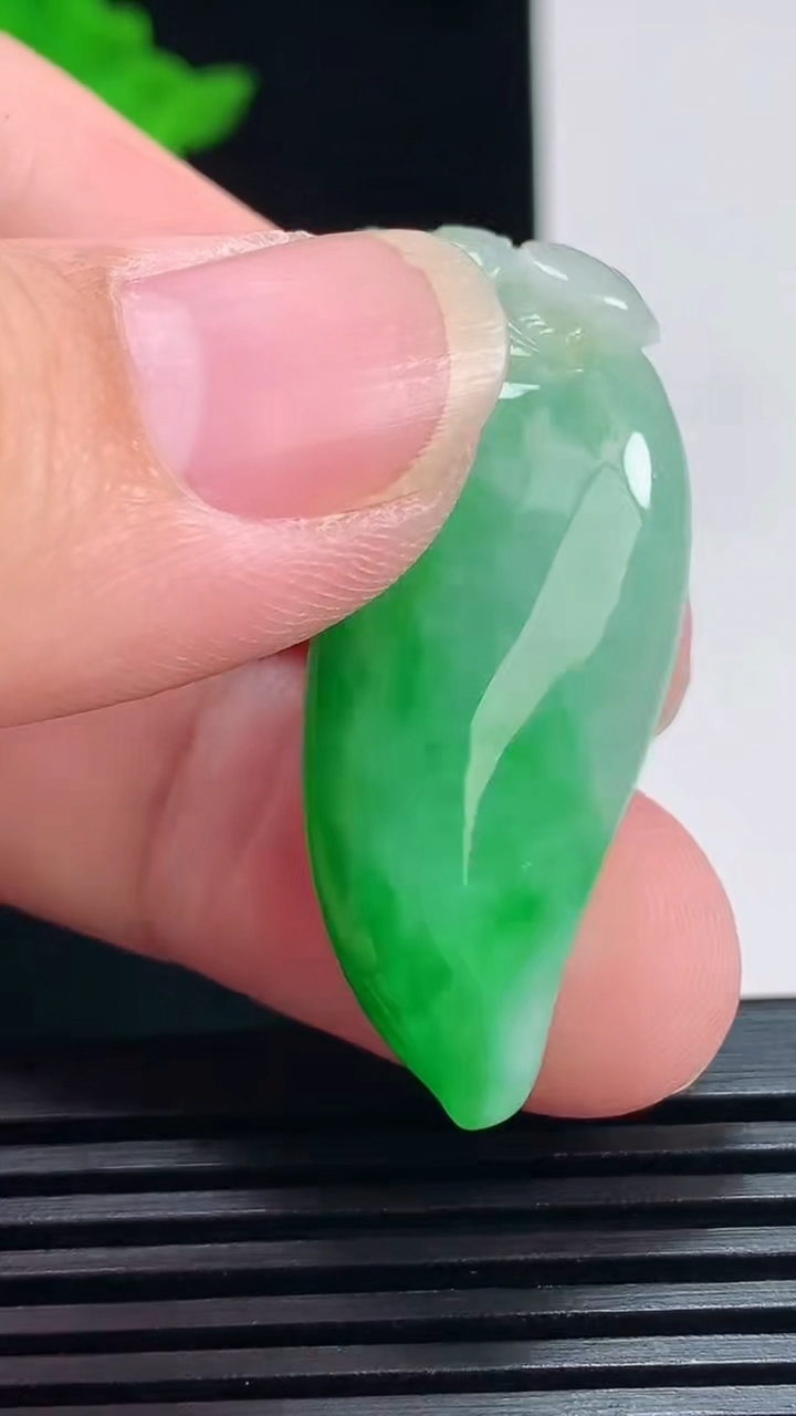 天然A货翡翠福瓜吊坠，尺寸40-18.2-13.5 重量:13.19g
7月7日