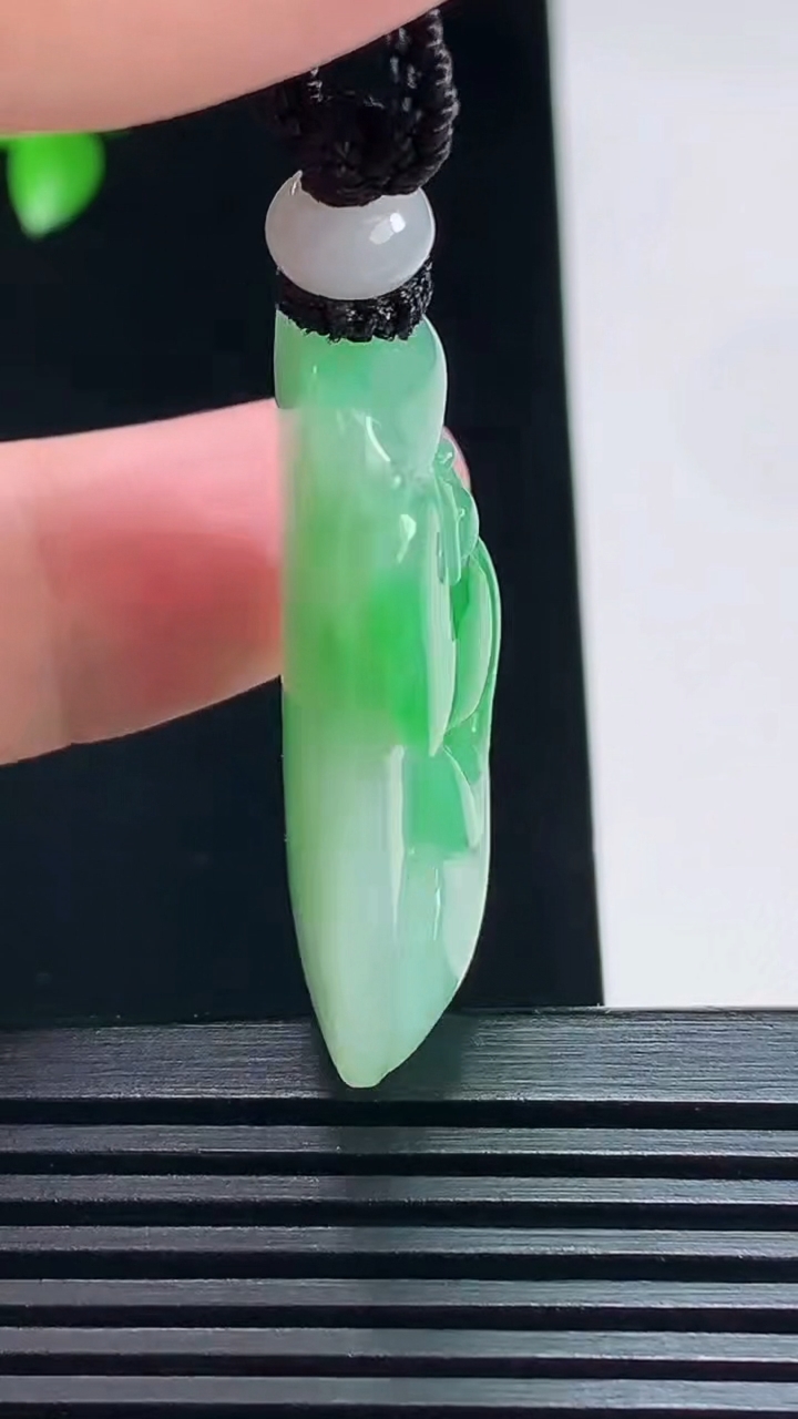 天然A货翡翠年年有余吊坠，尺寸37-21-10.6 重量:18.35g
7月7日