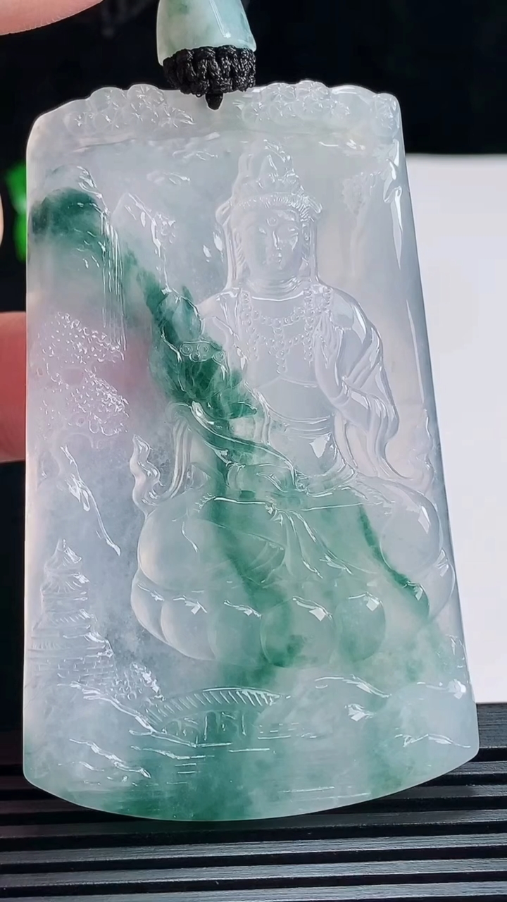 天然A货翡翠种飘花山水 大势至菩萨吊坠，尺寸69-42.6-5 重量:41.35g
7月7日