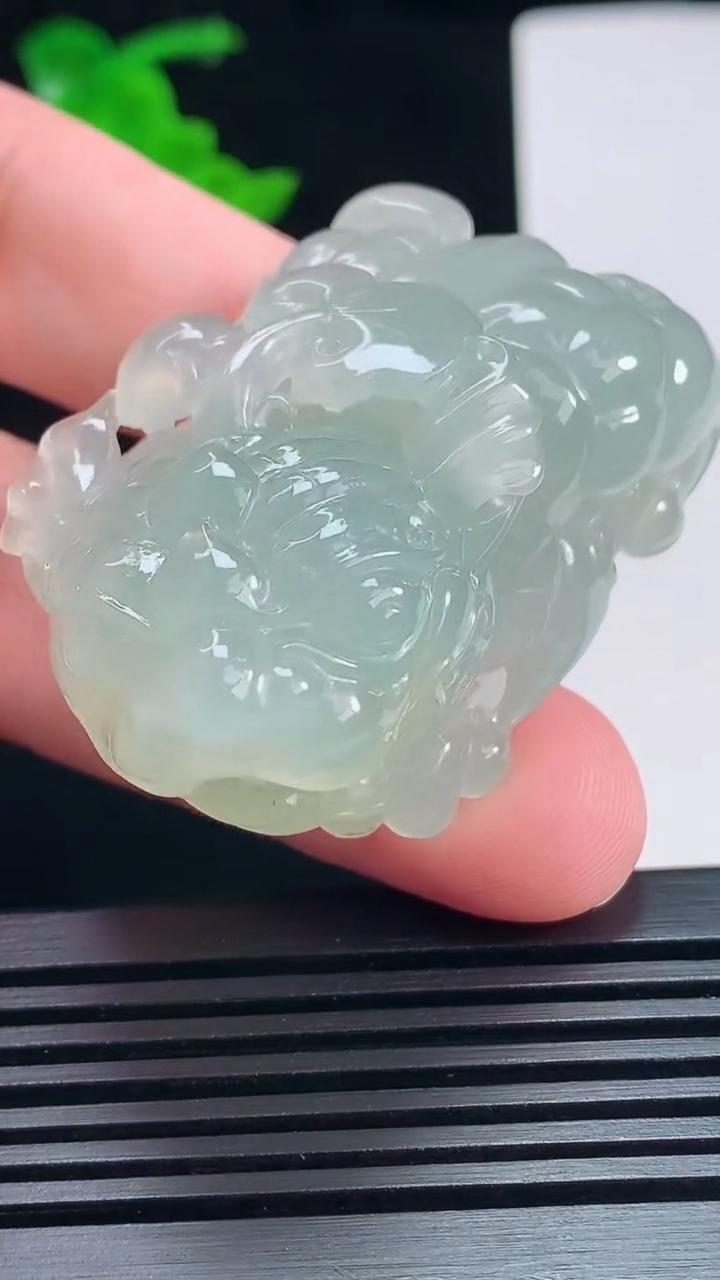 天然A货翡翠貔貅吊坠，尺寸50-30-26 重量:63.83g  hxl
7月7日