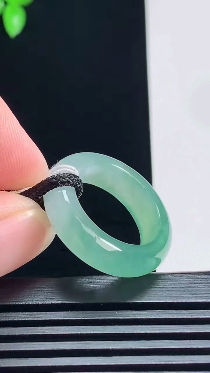 天然A货翡翠玉指环 戒指，尺寸17.2-6-3.6 重量:4.80g2026年7月7日
工厂直销收藏佳品,种好水足，色泽均匀，有种有色，上手高大气！