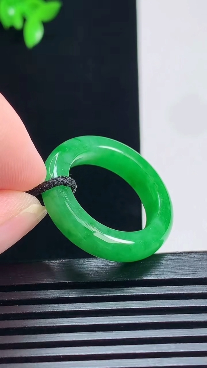 天然A货翡翠玉指环 戒指，尺寸18.3-5.6-4.2 重量:5.15g2026年7月7日
工厂直销收藏佳品,种好水足，色泽均匀，有种有色，上手高大气！
