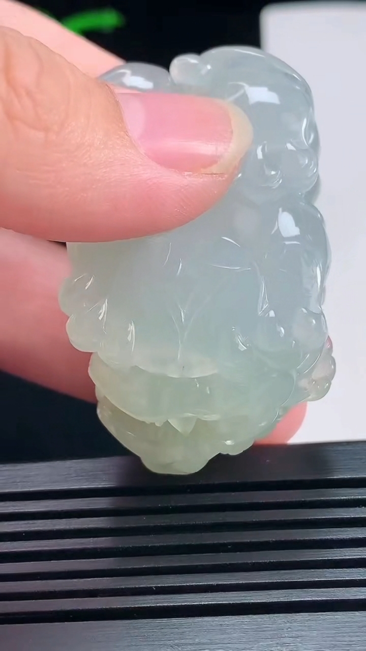 天然A货翡翠貔貅吊坠，尺寸50-30-26 重量:63.83g  hxl
7月7日