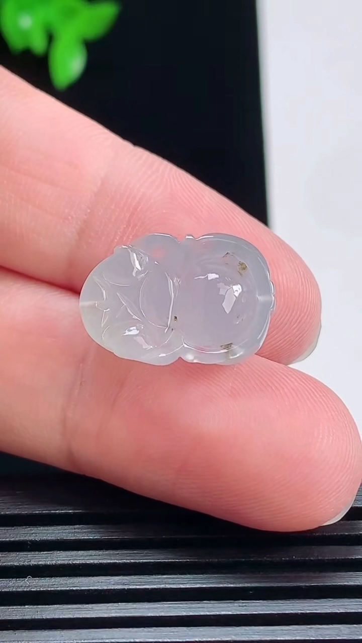 天然A货翡翠飘花貔貅镶嵌件，尺寸18-12-7.6 重量:3.00g
7月7日