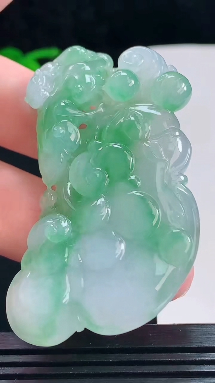 天然A货翡翠如意吊坠，尺寸64-34.6-13.2 重量:43.06g  hxl
7月7日