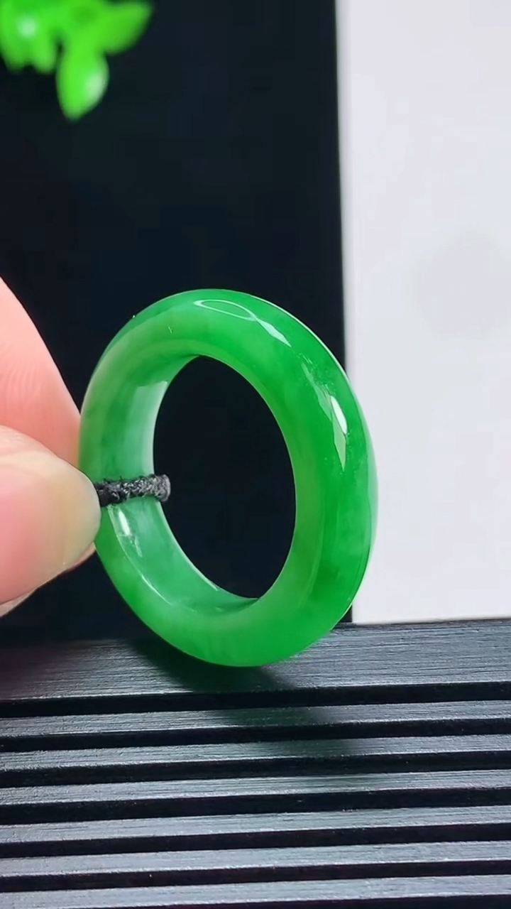 天然A货翡翠玉指环 戒指，尺寸18.3-5.6-4.2 重量:5.15g2026年7月7日
工厂直销