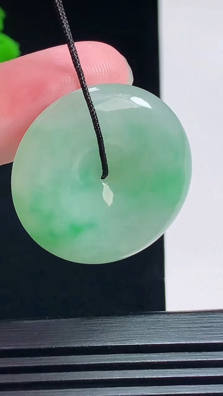 天然A货翡翠平安扣吊坠，尺寸29.5-6 重量:10.97g
7月7日