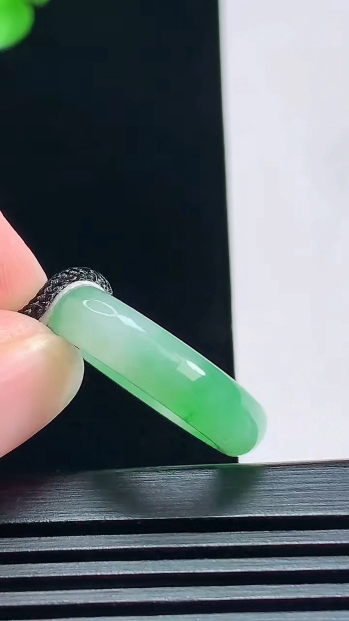 天然A货翡翠玉指环 戒指，尺寸17.5-5.5-3.6 重量:4.24g2026年7月7日
工厂直销收藏佳品,种好水足，色泽均匀，有种有色，上手高大气！