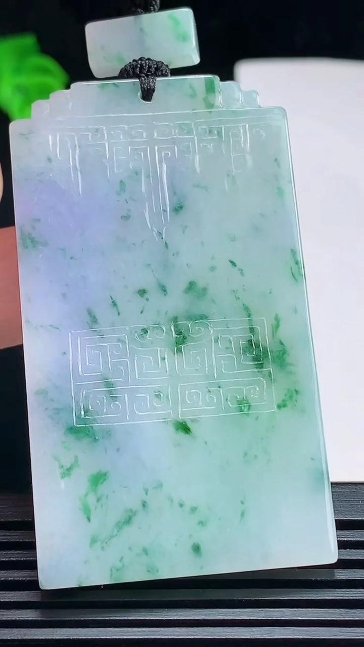天然A货翡翠种紫罗兰 飘花仿古无事牌吊坠，尺寸62-35-5 重量:42.19g
7月7日