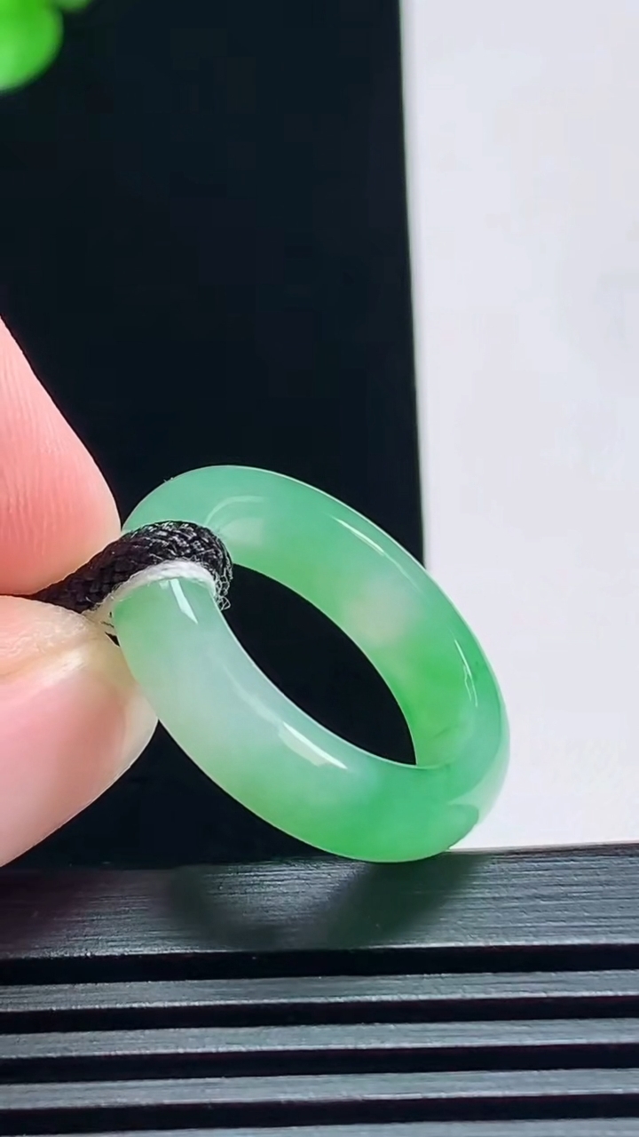天然A货翡翠玉指环 戒指，尺寸17.5-5.5-3.6 重量:4.24g2026年7月7日
工厂直销收藏佳品,种好水足，色泽均匀，有种有色，上手高大气！
