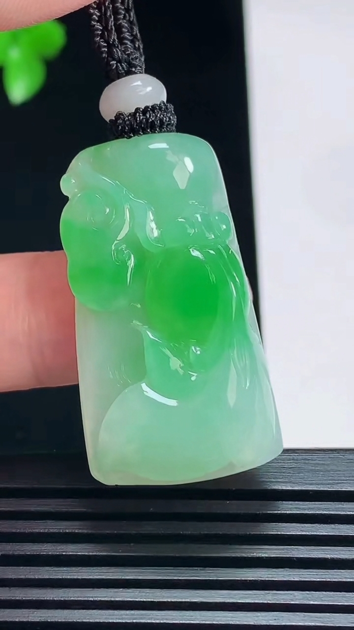 天然A货翡翠年年有余吊坠，尺寸37-21-10.6 重量:18.35g
7月7日