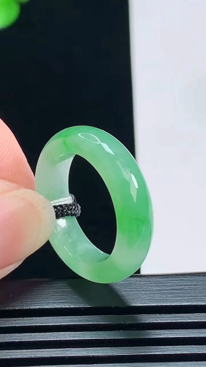 天然A货翡翠玉指环 戒指，尺寸17.5-5.5-3.6 重量:4.24g2026年7月7日
工厂直销