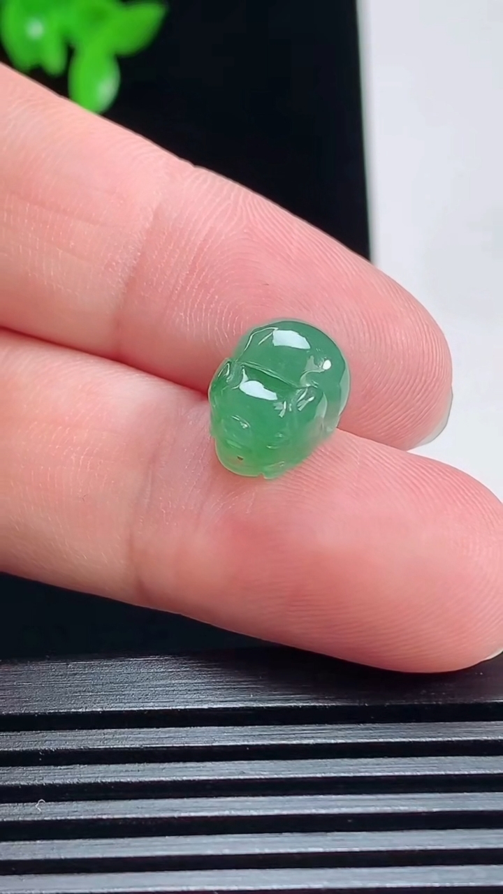 天然A货翡翠生肖猪吊坠，尺寸11.5-9-7 重量:1.50g
7月7日