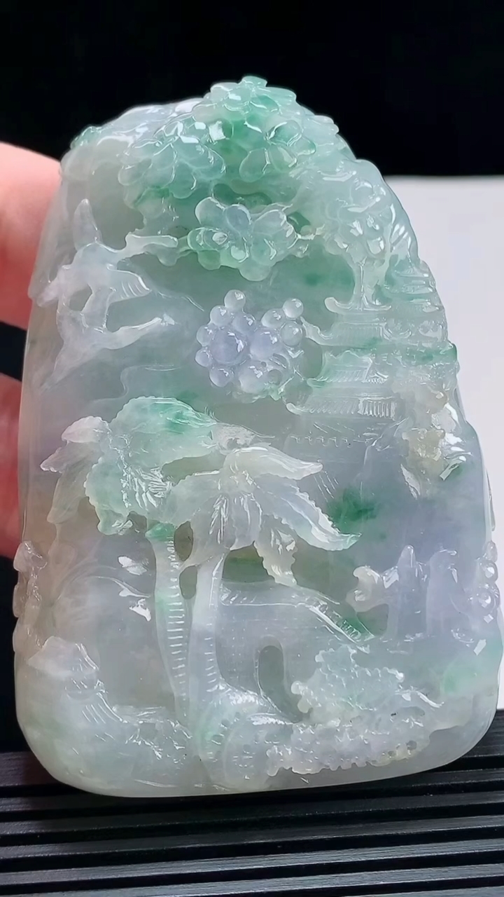 天然A货翡翠紫罗兰 飘花山水牌吊坠，尺寸74-51.8-19 重量:121.83g
7月7日