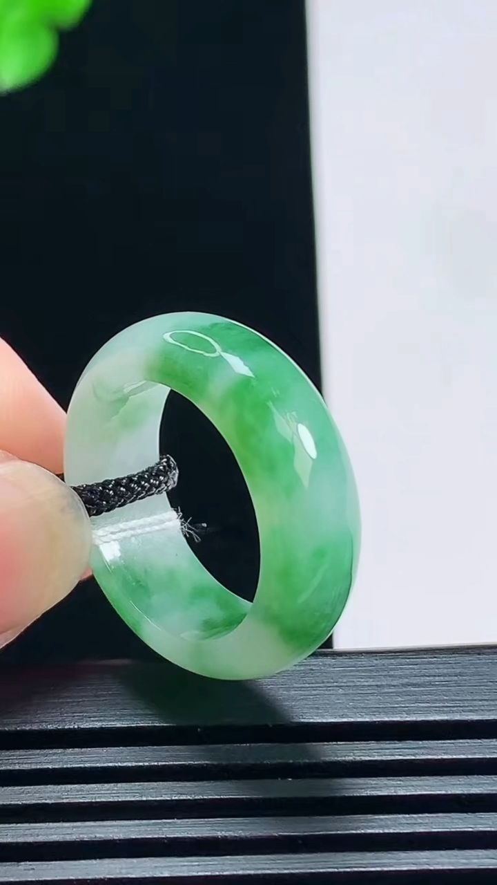 天然A货翡翠玉指环 戒指，尺寸18-7.5-3.5 重量:5.28g2026年7月7日
工厂直销收藏