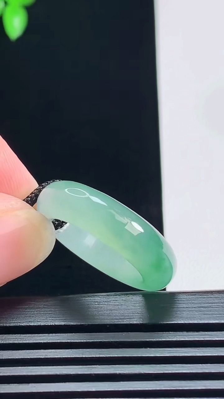 天然A货翡翠玉指环 戒指，尺寸17.2-6-3.6 重量:4.80g2026年7月7日
工厂直销收藏佳品,种好水足，色泽均匀，有种有色，上手高大气！