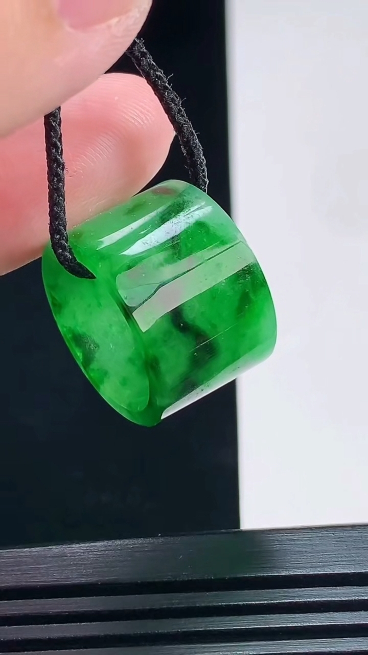 天然A货翡翠路路通吊坠，尺寸13.6-20 重量:6.00g
7月7日