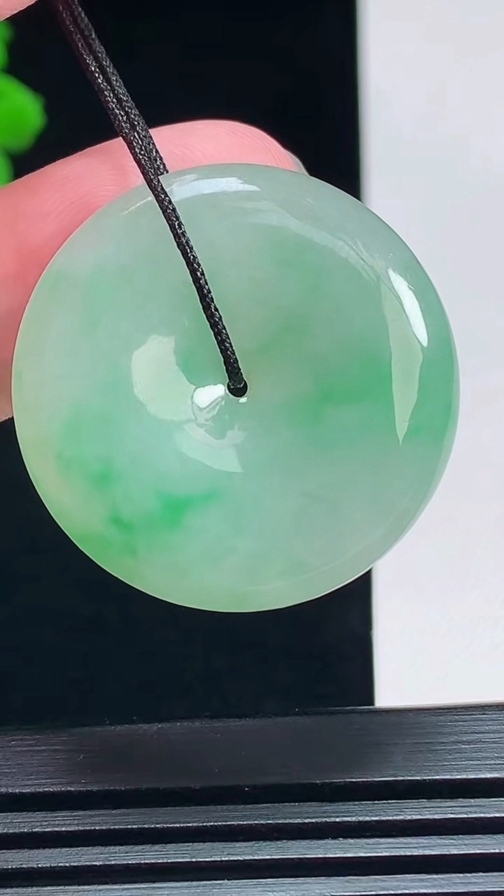 天然A货翡翠平安扣吊坠，尺寸29.5-6 重量:10.97g
7月7日