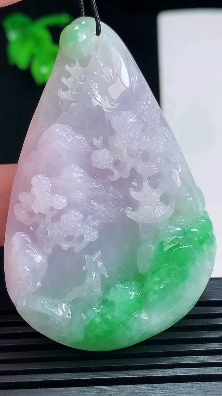 天然A货翡翠山水牌吊坠，尺寸61.8-40.3-15 重量:51.01g  hxl
7月7日