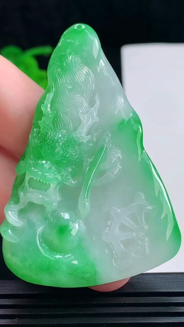 天然A货翡翠龙牌吊坠，尺寸63-42-7.6 重量:31.04g
7月7日