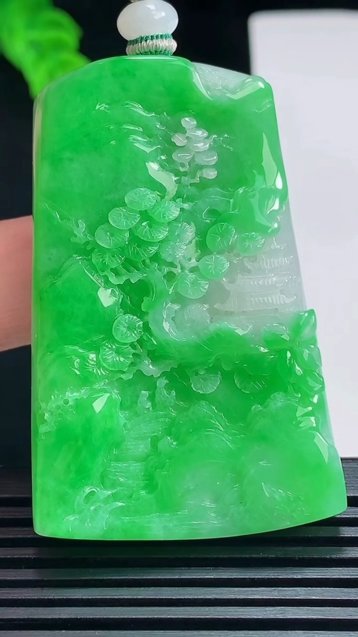 天然A货翡翠山水牌吊坠，尺寸55.5-36-8.3 重量:41.02g
7月7日