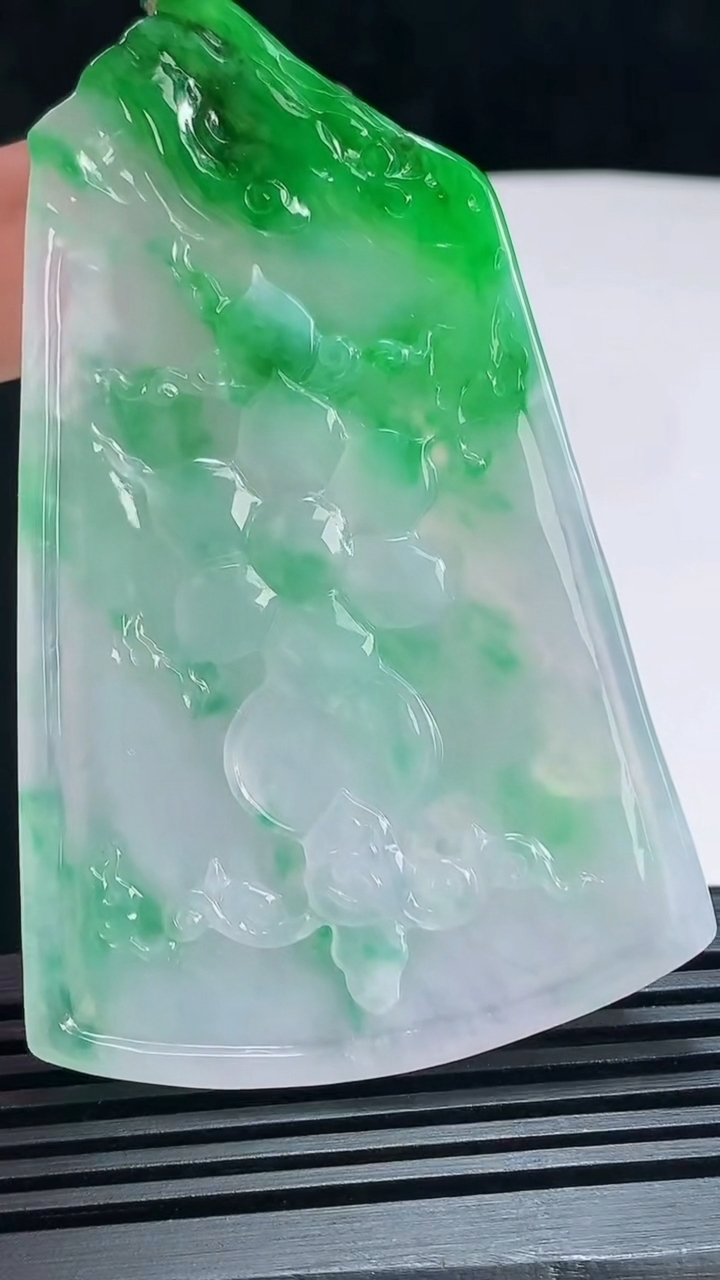 天然A货翡翠大势至菩萨吊坠，尺寸73-47-10.6 重量:53.51g
7月7日