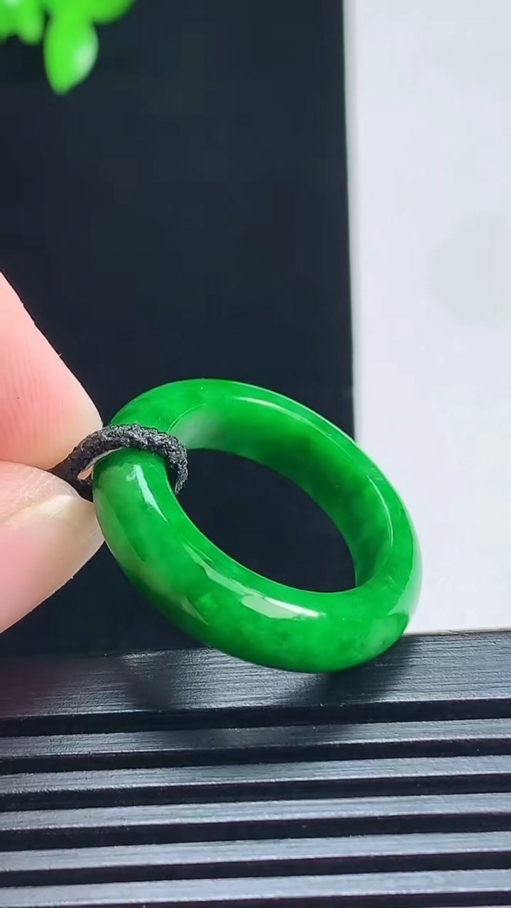 天然A货翡翠玉指环 戒指，尺寸17.3-5.5-3.5 重量:4.18g2026年7月7日
工厂直销收藏佳品,种好水足，色泽均匀，有种有色，上手高大气！